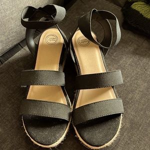 Black wedges